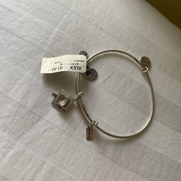 NWT Alex and Ani Silver Graduation Cap Bracelet 🎓 - Picture 7 of 9